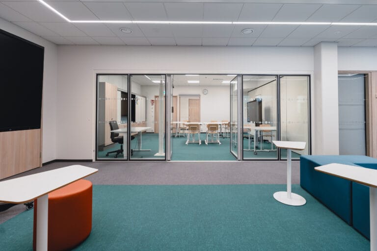 Riihikallion koulu, Tuusula – flokatut Flotex laatat